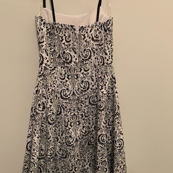 Cute, black and white dress - Picture 2 of 2